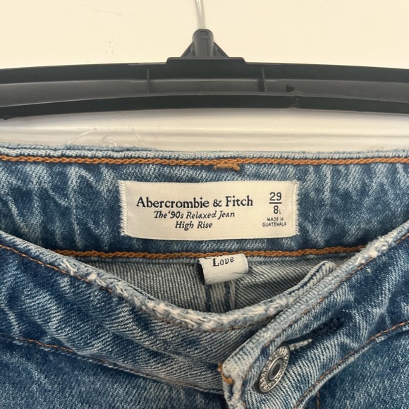 Abercrombie & Fitch: The 90s Relaxed Jean (Curve Love) - Picture 4 of 5